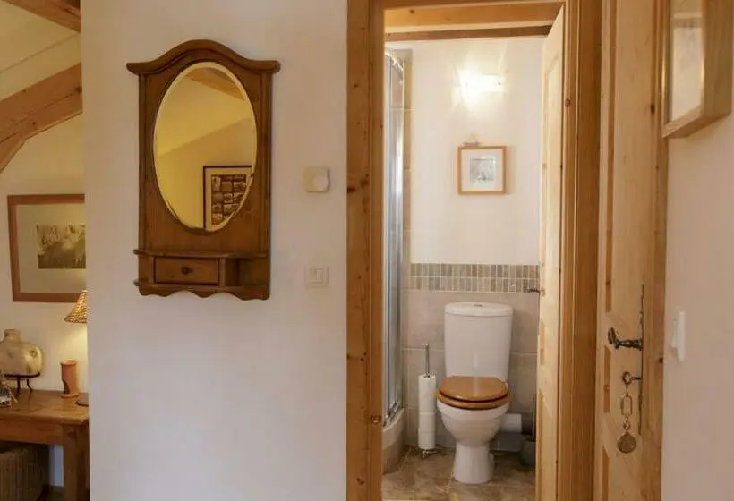 اتاق عادی, The Guest House