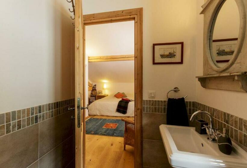 اتاق عادی, The Guest House