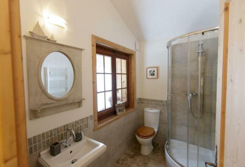 اتاق عادی, The Guest House