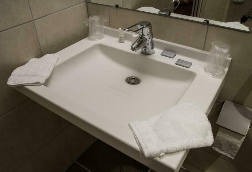 Standard Room Adapted for people with reduced mobility, Hôtel Karène