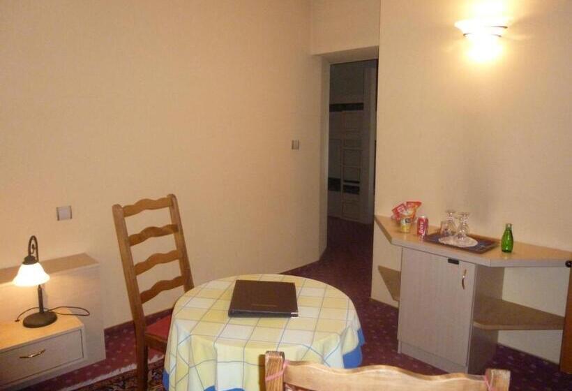 جناح عائلي, Les Reflets Jaunes