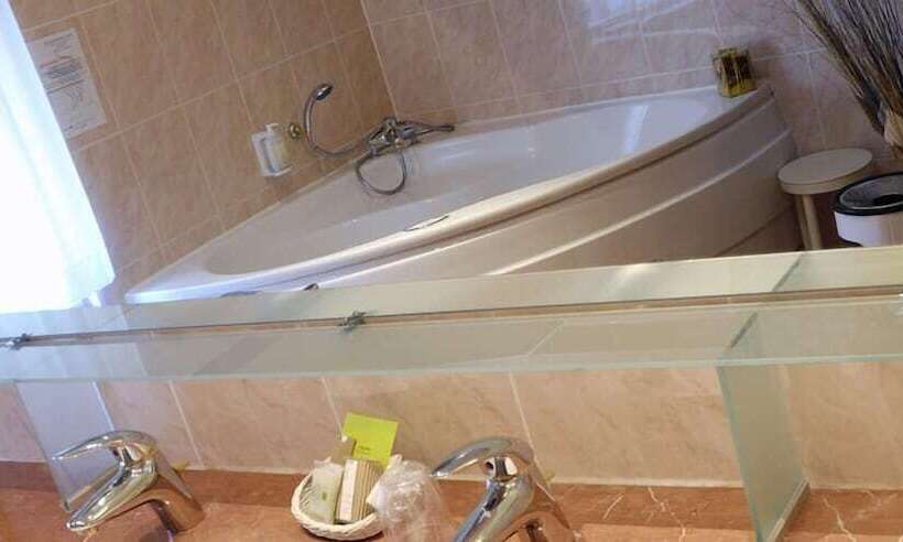 جناح عائلي, Les Reflets Jaunes