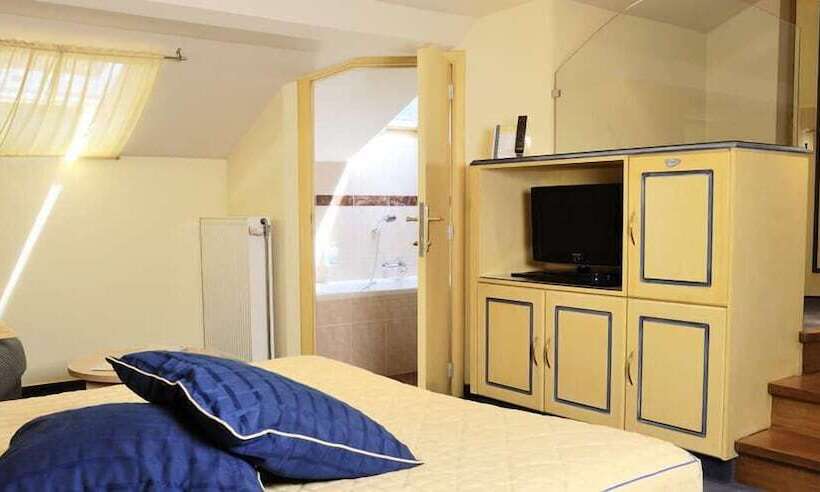 جناح عائلي, Les Reflets Jaunes