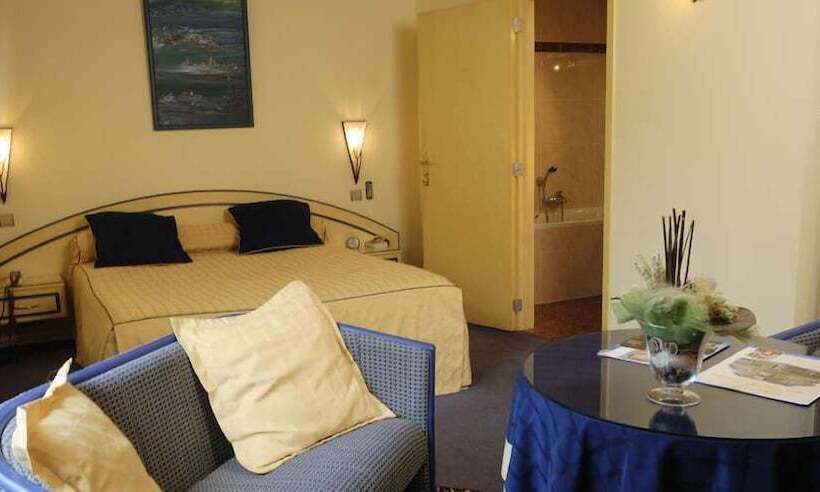 جناح إدارى, Les Reflets Jaunes