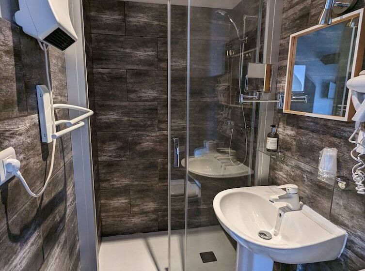 غرفة عائلية, Logis Hotel La Tourelle Du Beffroi