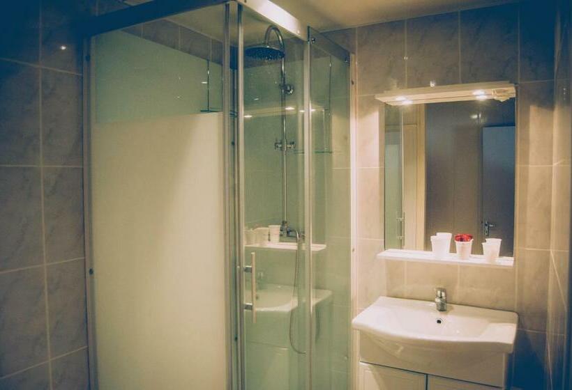 غرفة عائلية, Restaurant Maurice