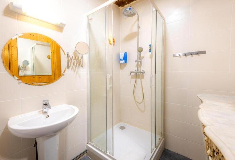 חדר משפחתי דלוקס, The People   Lille