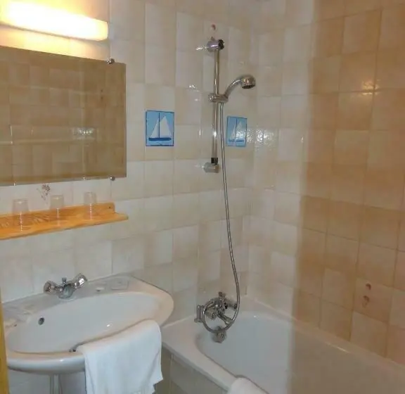 Standard Kolmen Hengen Huone, Escal Hôtel