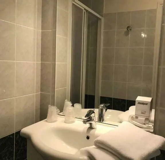 Standard Yhden Hengen Huone, Hôtel La Colombiere Cantal