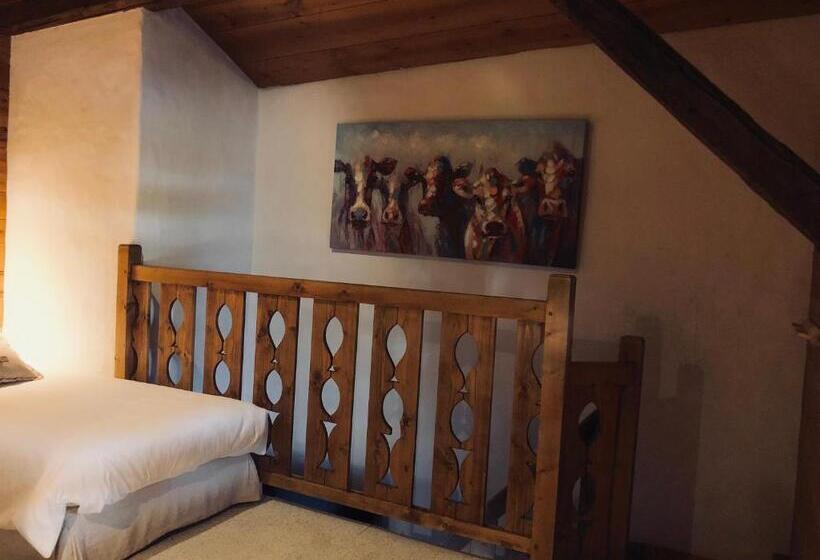 غرفة عائلية مطلّة علي الحديقة, Le Coin Savoyard