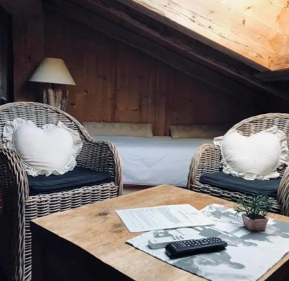 Habitación Estándar Abuhardillada, Le Coin Savoyard