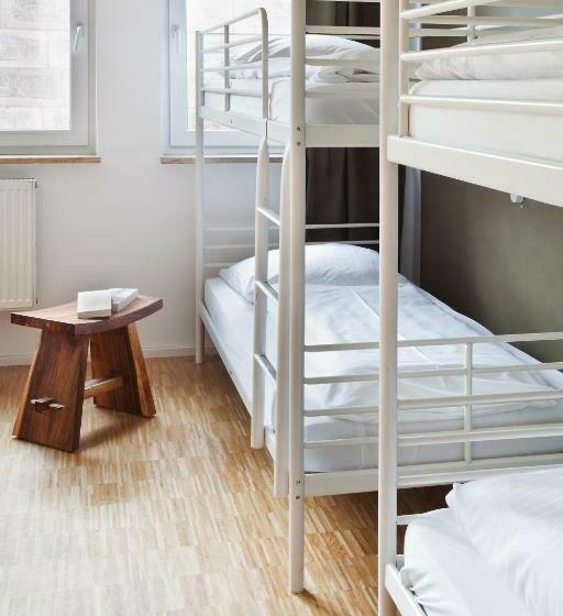 ルームシェアのワンベッド, Five Reasons Hostel &