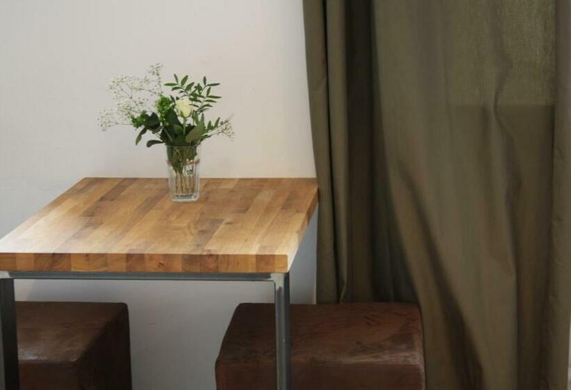 ルームシェアのワンベッド, Five Reasons Hostel &