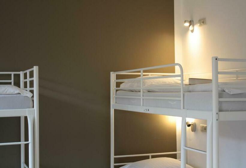 ルームシェアのワンベッド, Five Reasons Hostel &