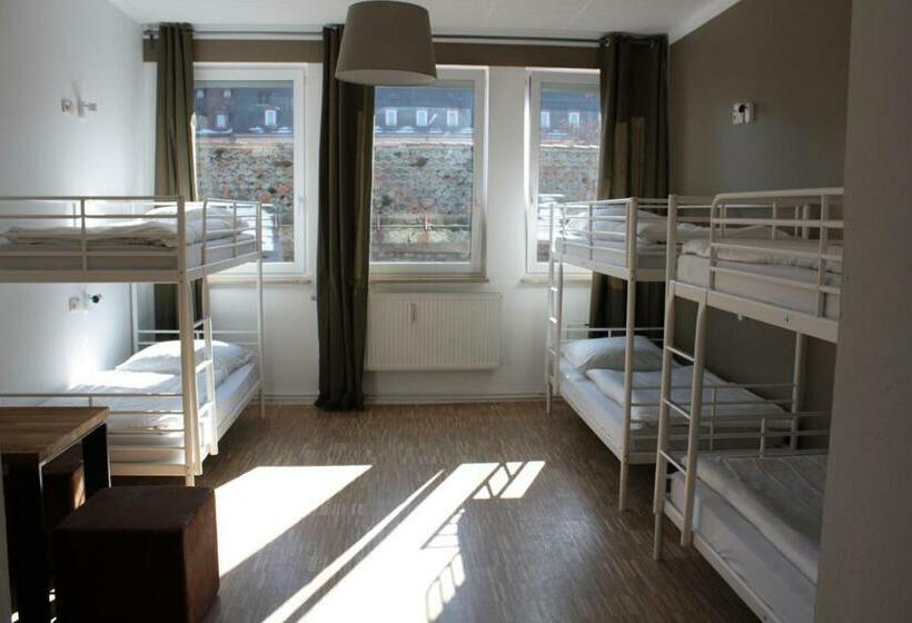 ルームシェアのワンベッド, Five Reasons Hostel &