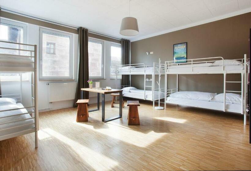 ルームシェアのワンベッド, Five Reasons Hostel &