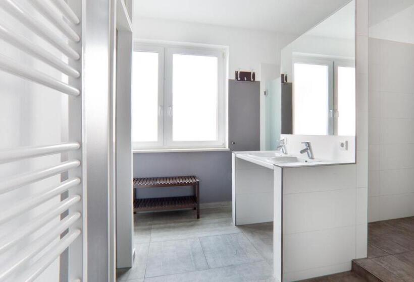 ルームシェアのワンベッド, Five Reasons Hostel &