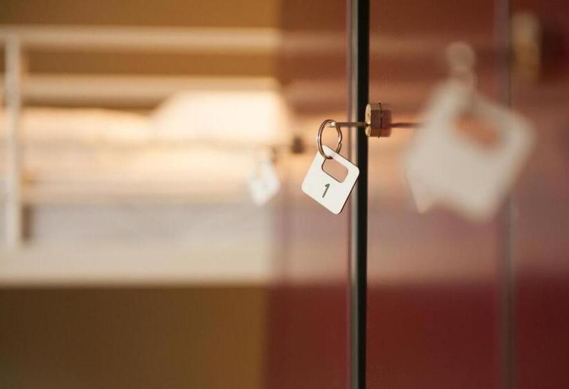 ルームシェアのワンベッド, Five Reasons Hostel &