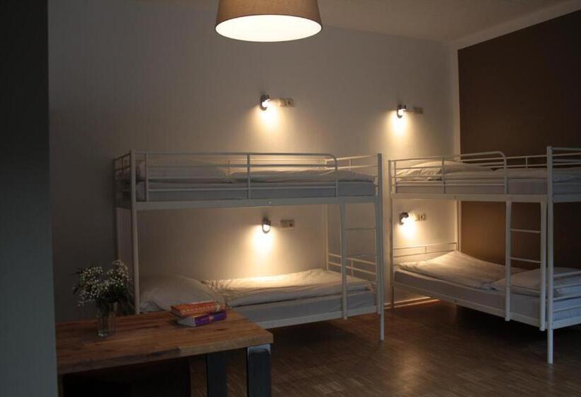 ルームシェアのワンベッド, Five Reasons Hostel &