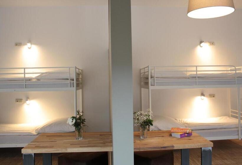 ルームシェアのワンベッド, Five Reasons Hostel &