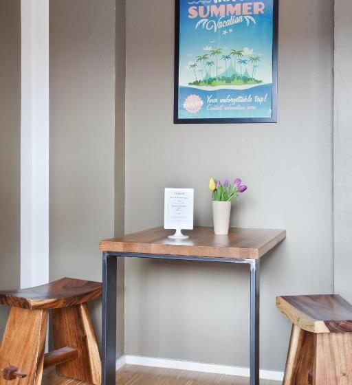 ルームシェアのワンベッド, Five Reasons Hostel &