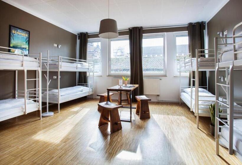 ルームシェアのワンベッド, Five Reasons Hostel &