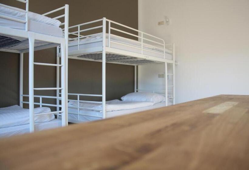 ルームシェアのワンベッド, Five Reasons Hostel &