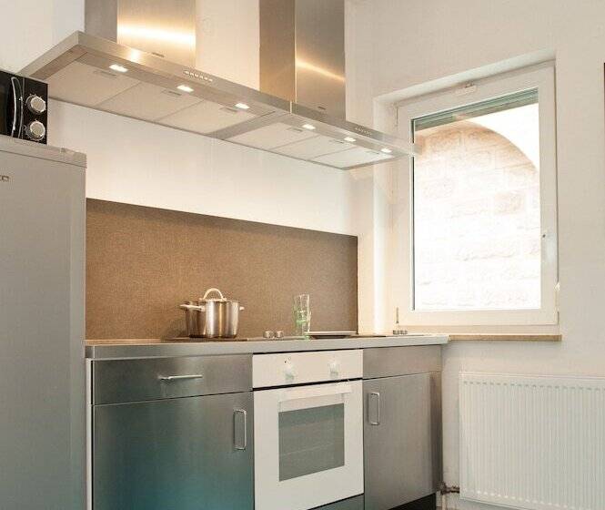 ルームシェアのワンベッド, Five Reasons Hostel &