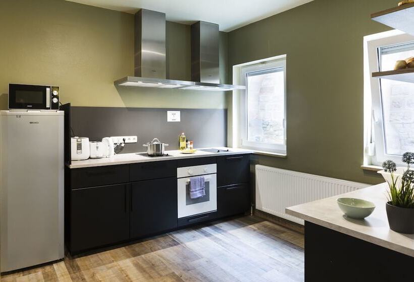 ルームシェアのワンベッド, Five Reasons Hostel &