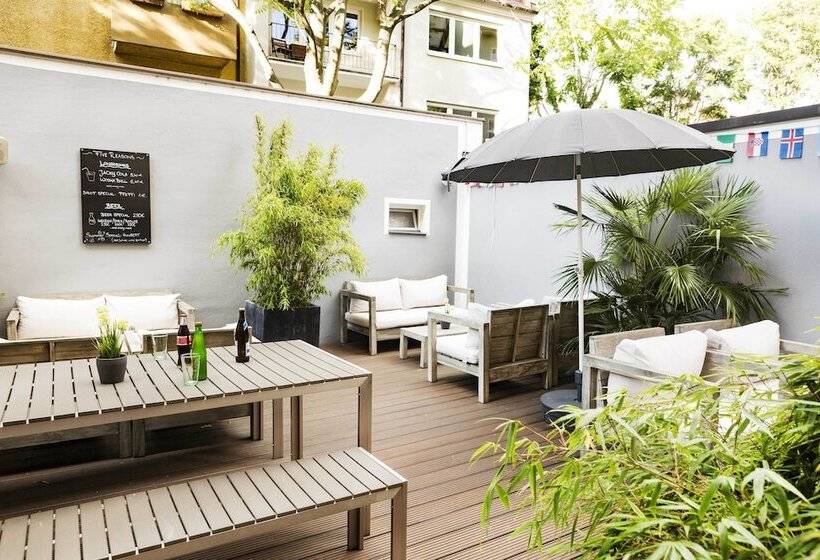 ルームシェアのワンベッド, Five Reasons Hostel &