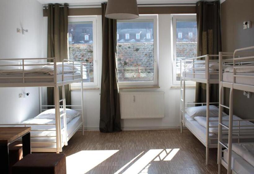 共用房间的床, Five Reasons Hostel &