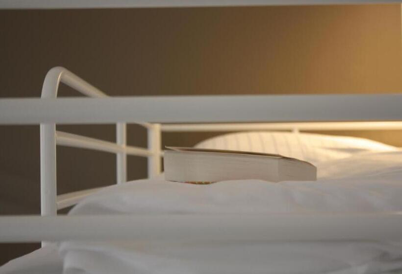 ルームシェアのワンベッド, Five Reasons Hostel &