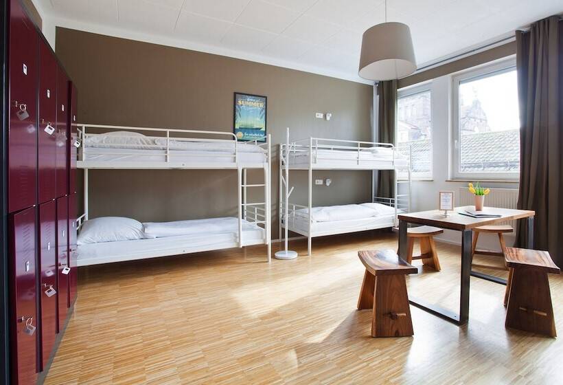 ルームシェアのワンベッド, Five Reasons Hostel &