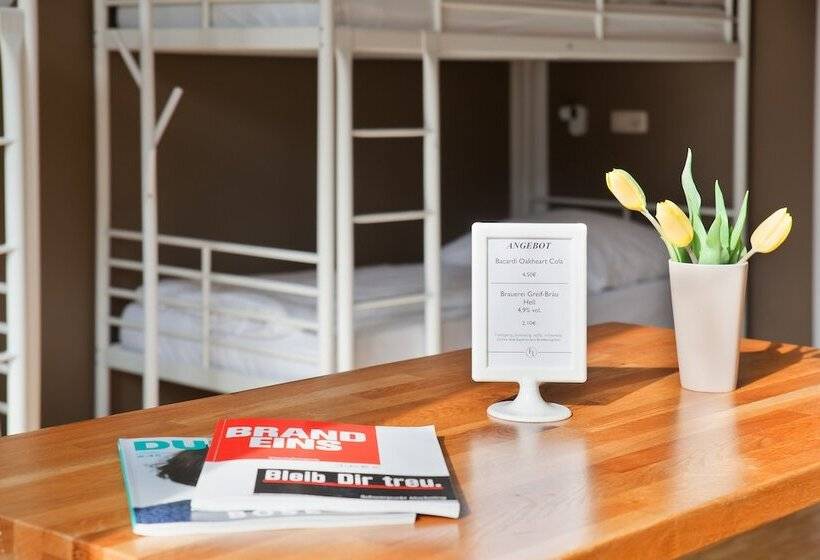 ルームシェアのワンベッド, Five Reasons Hostel &