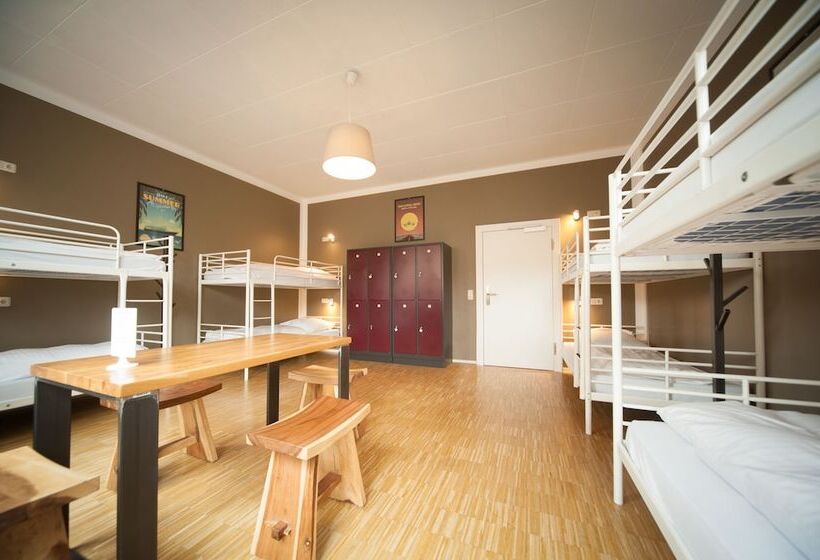 ルームシェアのワンベッド, Five Reasons Hostel &