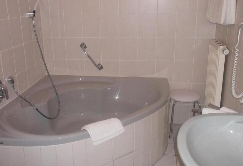 标准三人间, Am Seetor