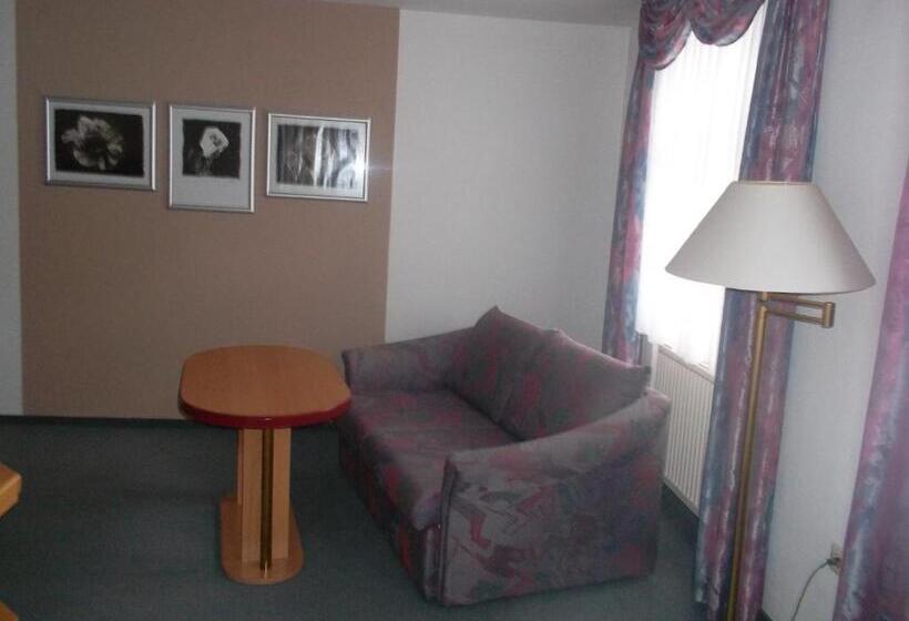 标准三人间, Am Seetor