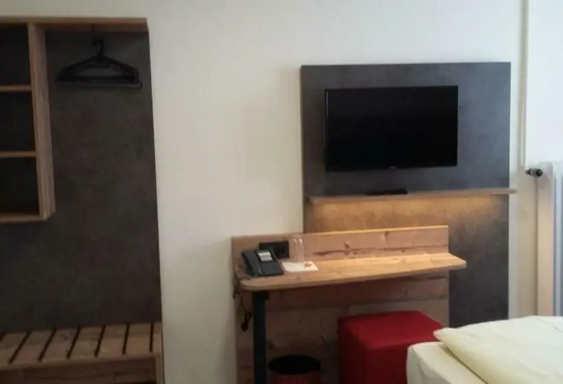 Quarto Estandar, Angerer