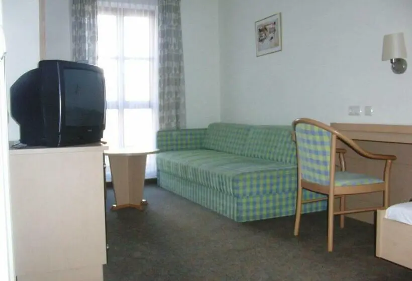 Quarto Estandar Individual, Angerer