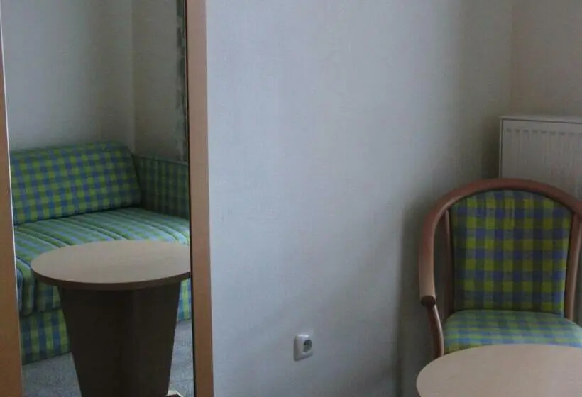 Quarto Estandar Individual, Angerer