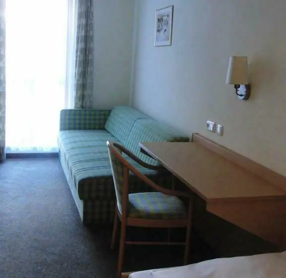 Quarto Estandar Individual, Angerer