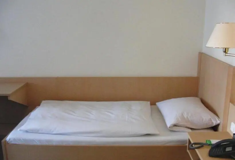 Quarto Estandar Individual, Angerer