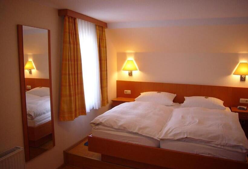 חדר קומפורט, Deutsches Haus