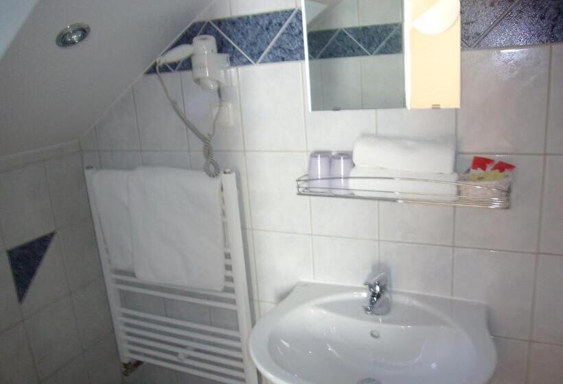 חדר סטנדרט לשלושה, Deutsches Haus