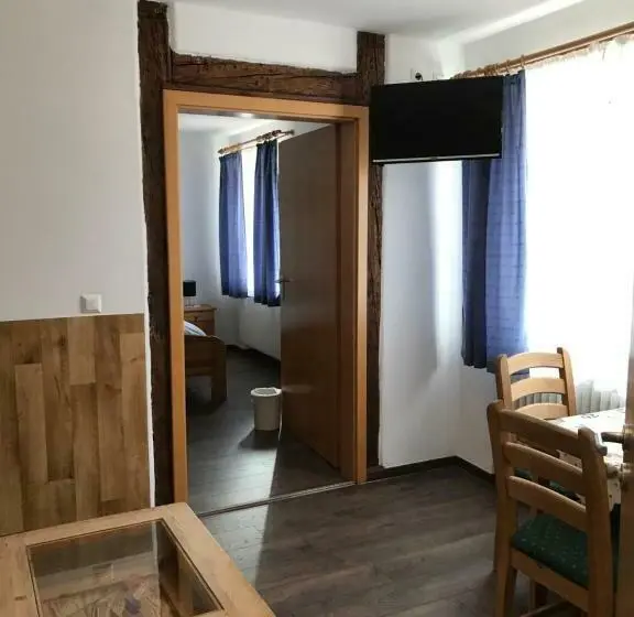Perhehuone, Guntia Boardinghouse