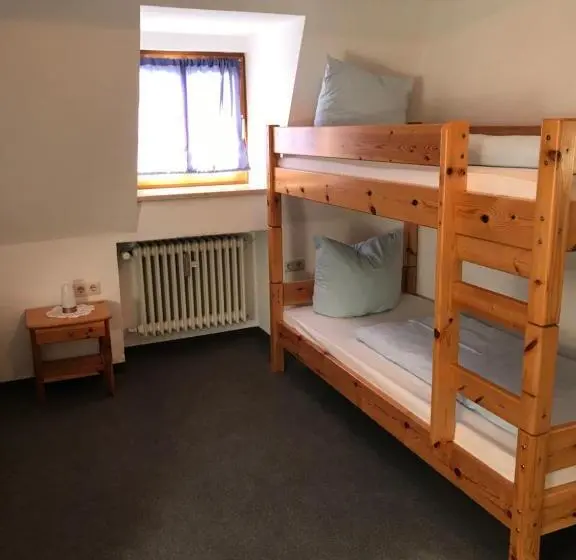 Perhesviitti, Guntia Boardinghouse