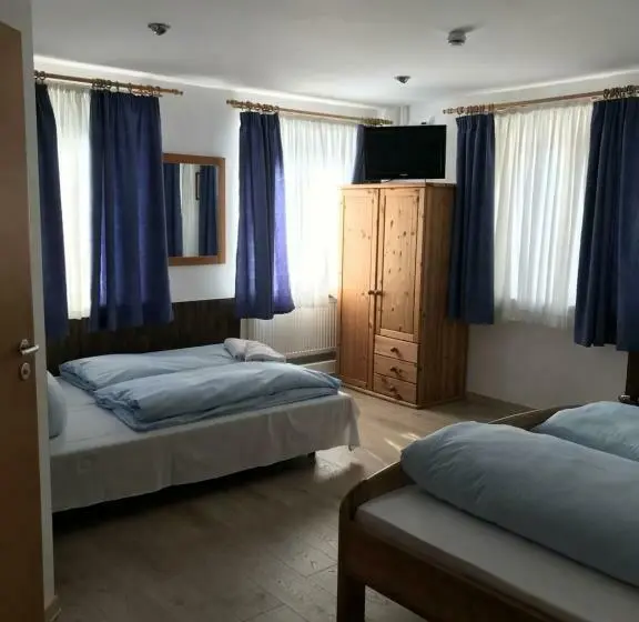 Perhehuone, Guntia Boardinghouse