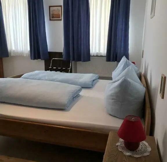 Perhehuone, Guntia Boardinghouse