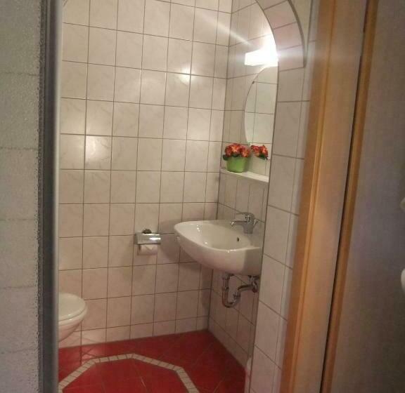 スタンダードルーム, Zur Edlen Krone