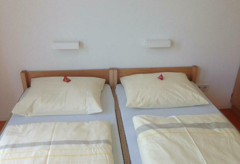 스탠다드 룸, Jugendherberge Stuttgart Neckarpark